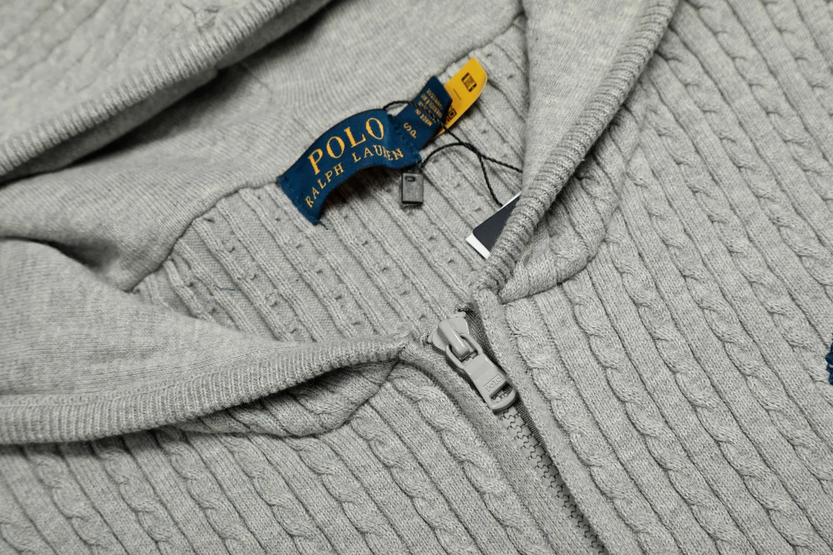 P310 Top quality" Style number: DS501# (not off the shelves all year round) [Ralph Lauren small twist solid color pony embroidered logo full zipper hooded jacket] ✅Ralph Lauren old money style classic basic versatile goddess style small twist zipper hooded jacket ✅Main supplier platform live broadcast Wholesale entity Replenish when out of stock Not off the shelf ✅ZP quality 1:1 version Scan the code to enter the GF website Counter quality ✅Customized zipper color is the same The full zipper stitching hood is very complicated. The small twist process takes a long time and the cost is extremely high. ✅The quality of the details is the only one in Guangzhou. Imported quality cotton yarn, focusing on high-end, cost-effective, good quality. Needless to say, the goddess’s upper body is really amazing, so sweet, so beautiful. This coat is really good-looking. Navy blue, apricot, pink, yellow, purple, light blue, Chinese red